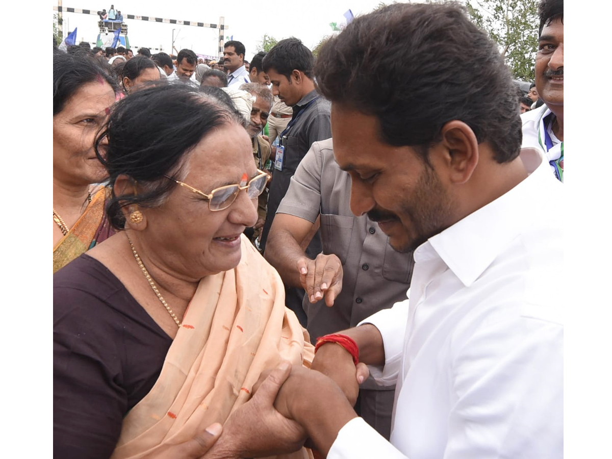 YS Jagan PrajaSankalpaYatra Day 323rd Photo Gallery - Sakshi24