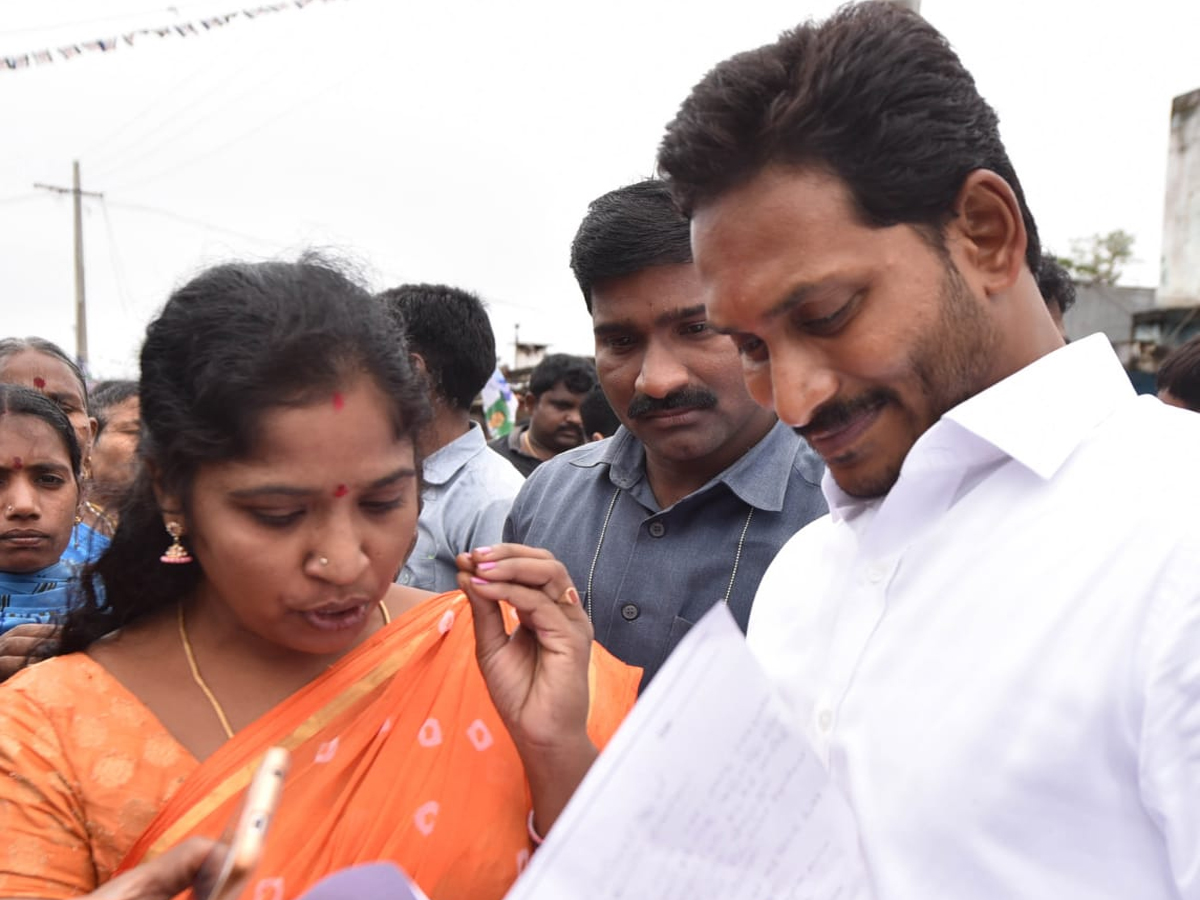 YS Jagan PrajaSankalpaYatra Day 324th Photo Gallery - Sakshi12