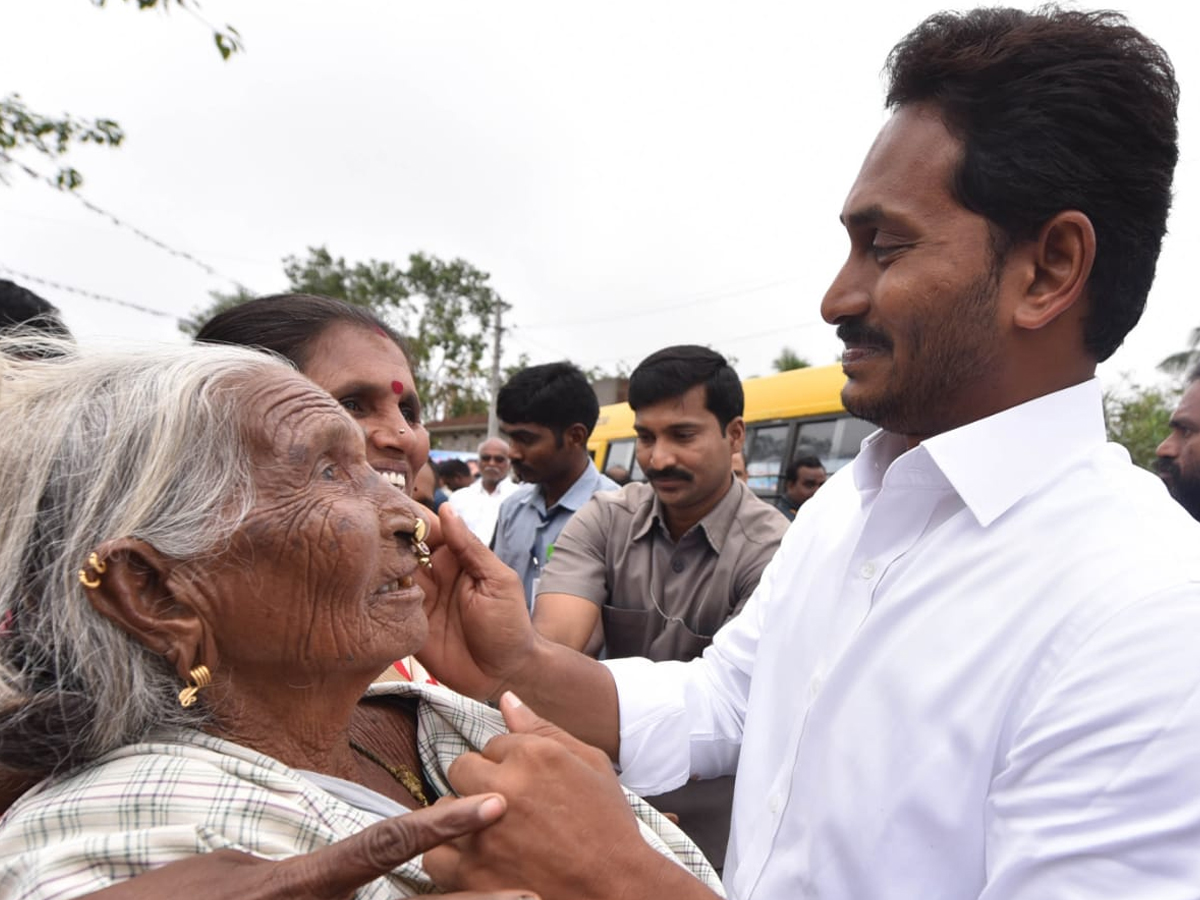 YS Jagan PrajaSankalpaYatra Day 324th Photo Gallery - Sakshi15