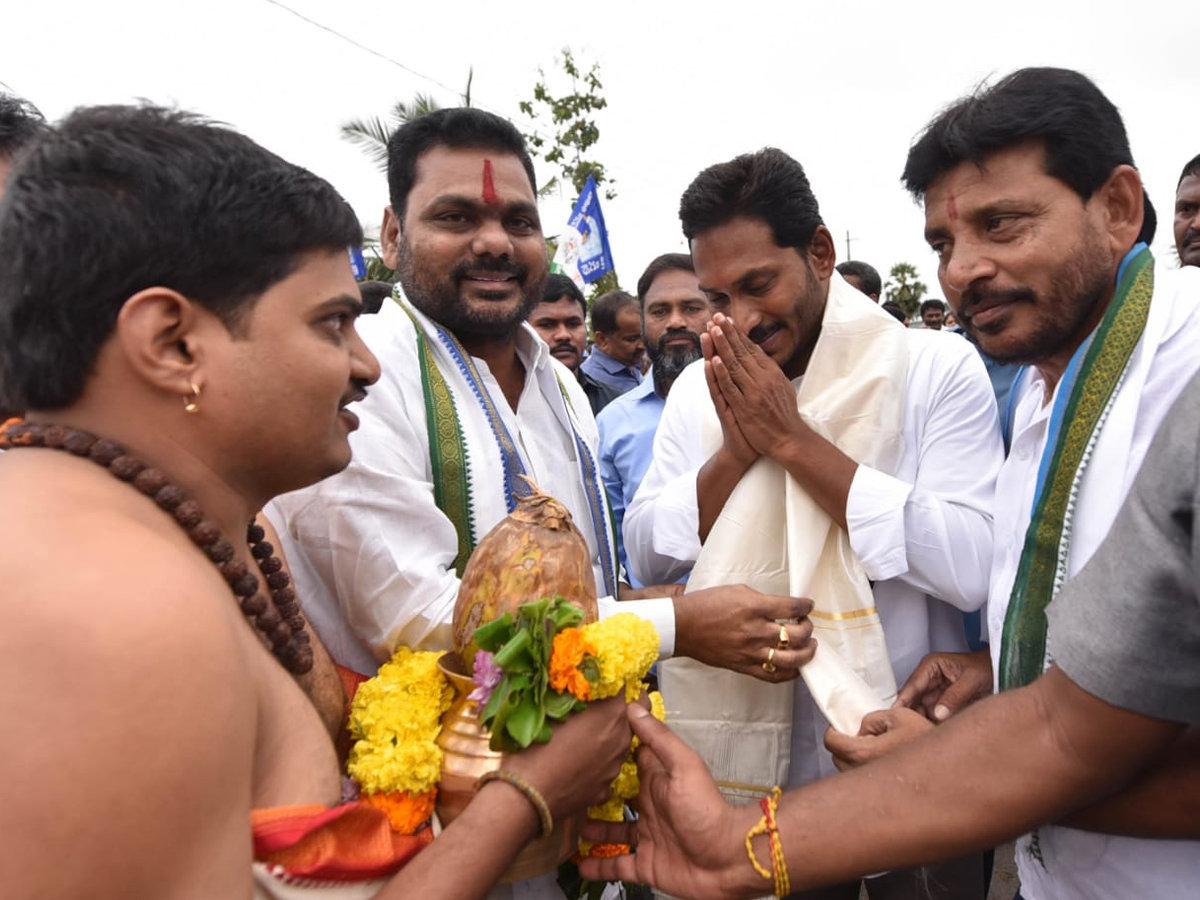 YS Jagan PrajaSankalpaYatra Day 324th Photo Gallery - Sakshi1