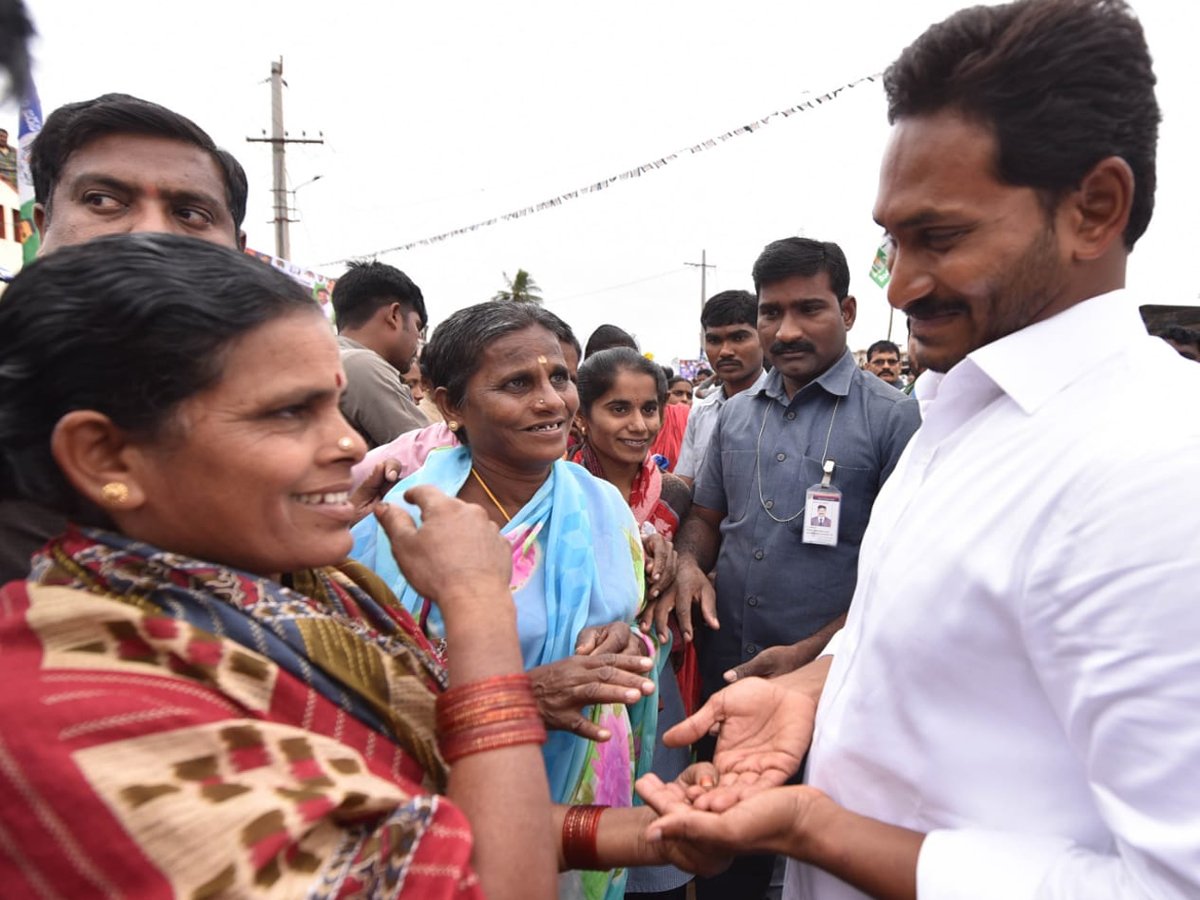 YS Jagan PrajaSankalpaYatra Day 324th Photo Gallery - Sakshi8