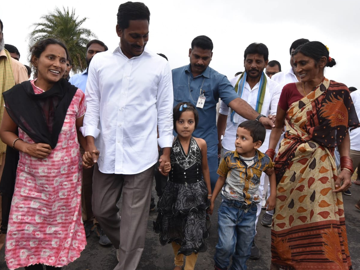 YS Jagan PrajaSankalpaYatra Day 324th Photo Gallery - Sakshi9