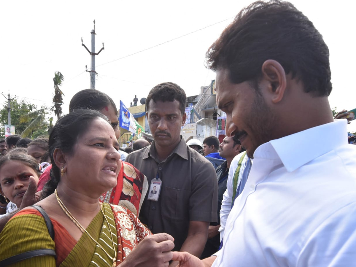 YS Jagan PrajaSankalpaYatra Day 325th Photo Gallery - Sakshi10