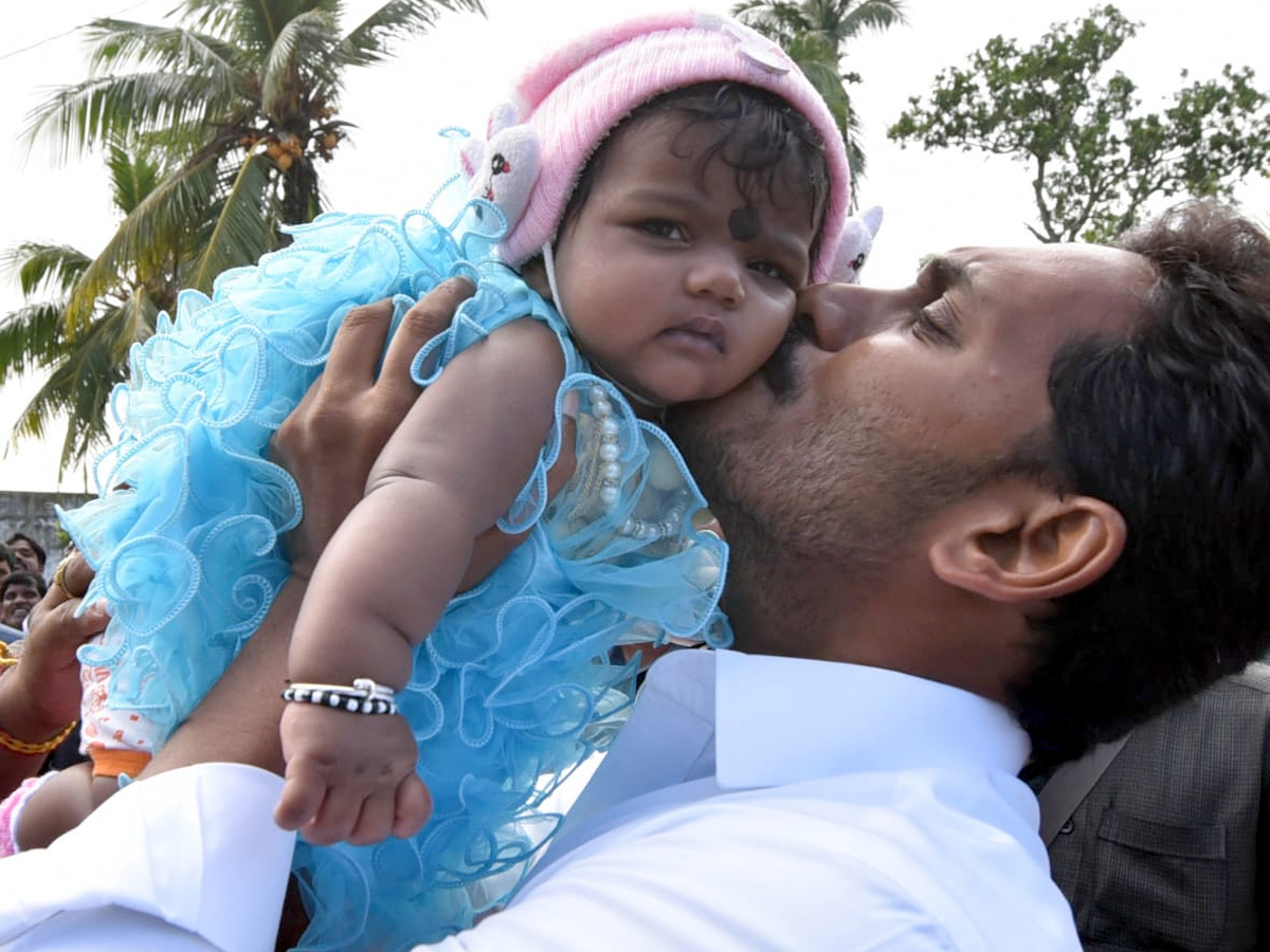 YS Jagan PrajaSankalpaYatra Day 325th Photo Gallery - Sakshi11