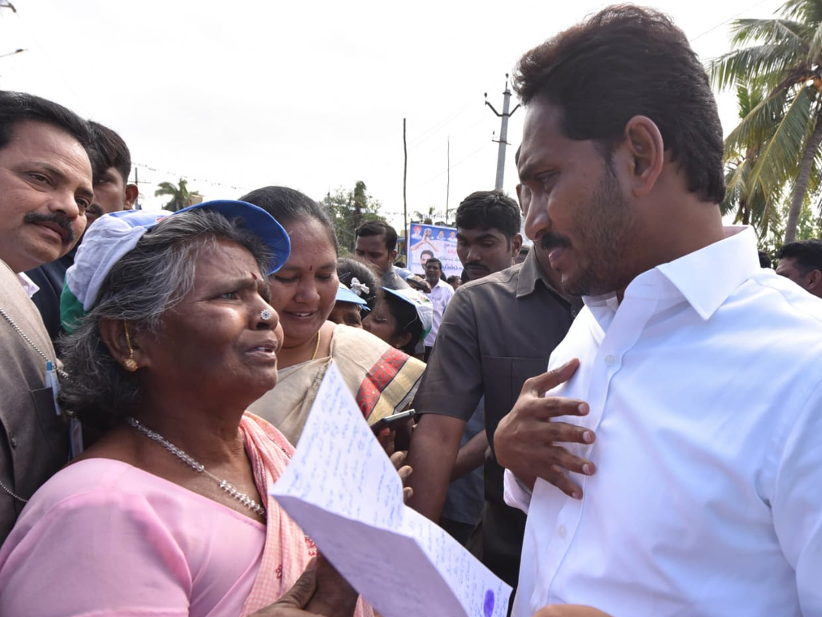 YS Jagan PrajaSankalpaYatra Day 325th Photo Gallery - Sakshi12