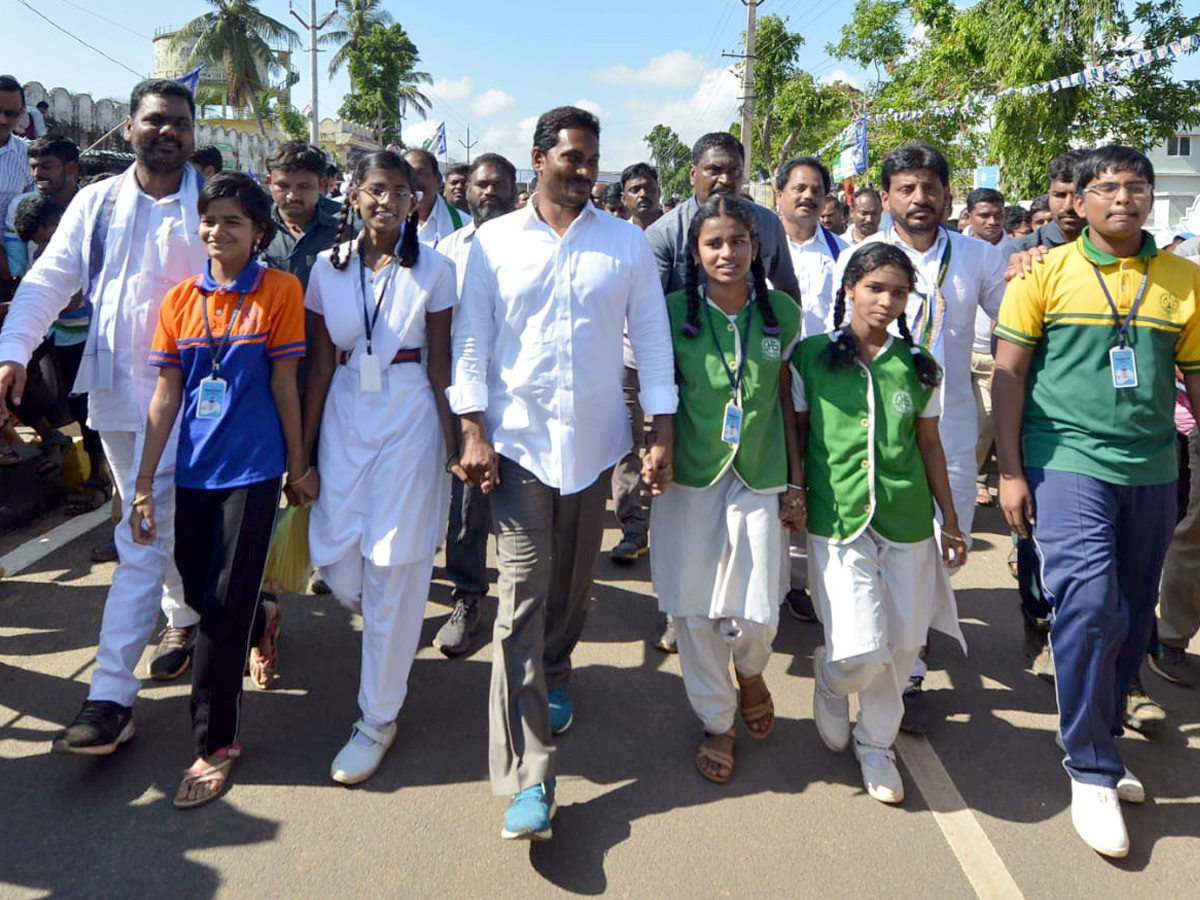 YS Jagan PrajaSankalpaYatra Day 325th Photo Gallery - Sakshi14