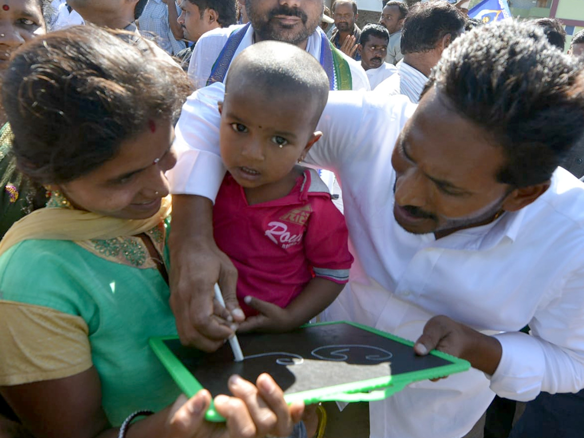 YS Jagan PrajaSankalpaYatra Day 325th Photo Gallery - Sakshi16