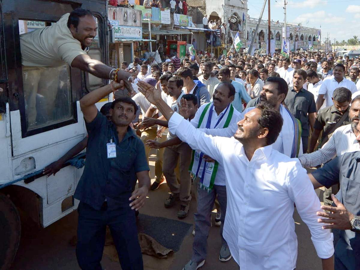 YS Jagan PrajaSankalpaYatra Day 325th Photo Gallery - Sakshi18