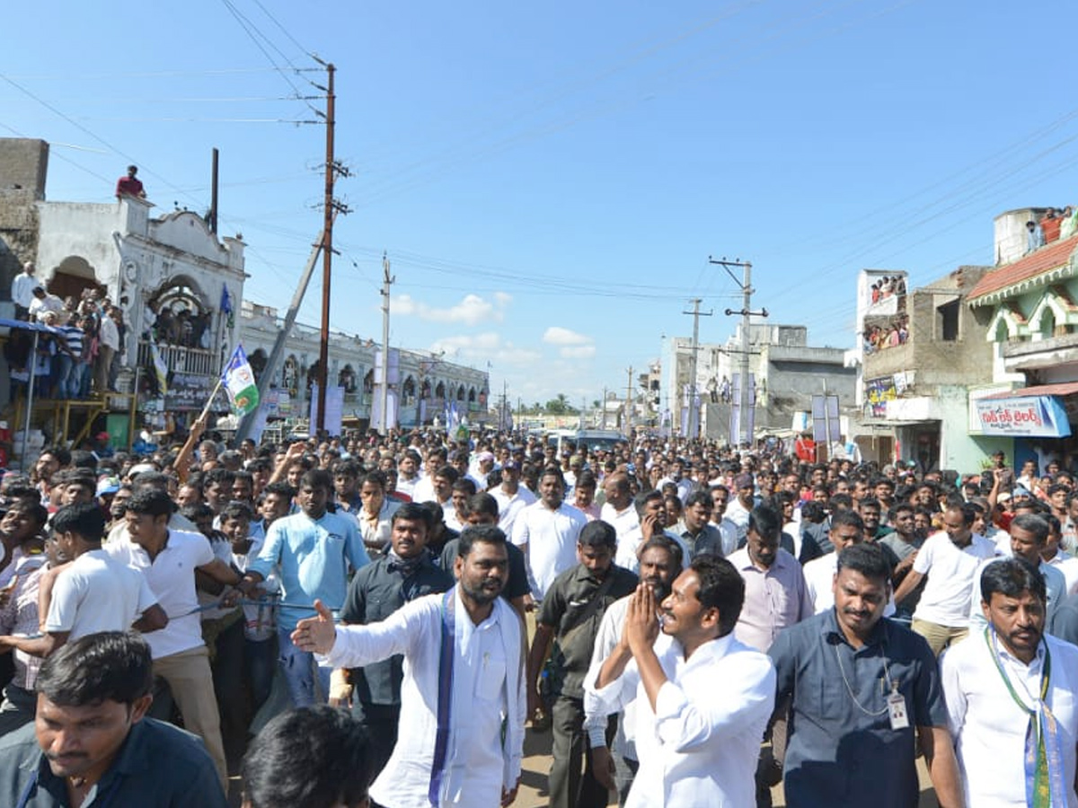 YS Jagan PrajaSankalpaYatra Day 325th Photo Gallery - Sakshi19