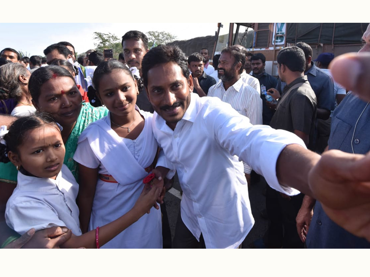 YS Jagan PrajaSankalpaYatra Day 325th Photo Gallery - Sakshi2