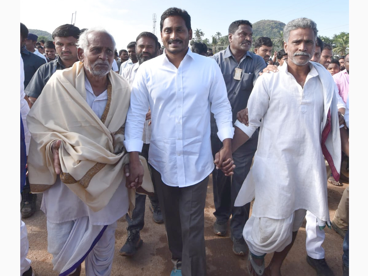 YS Jagan PrajaSankalpaYatra Day 325th Photo Gallery - Sakshi4