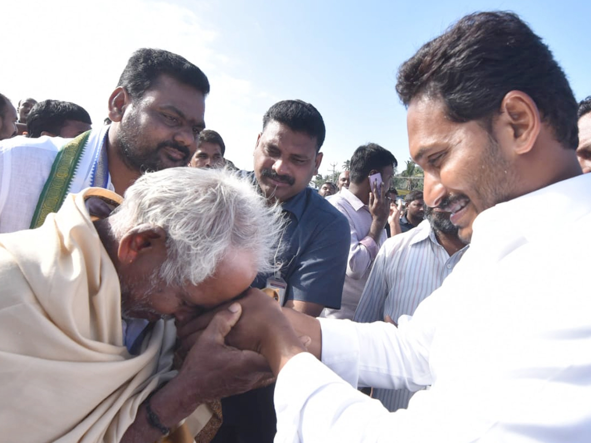 YS Jagan PrajaSankalpaYatra Day 325th Photo Gallery - Sakshi5