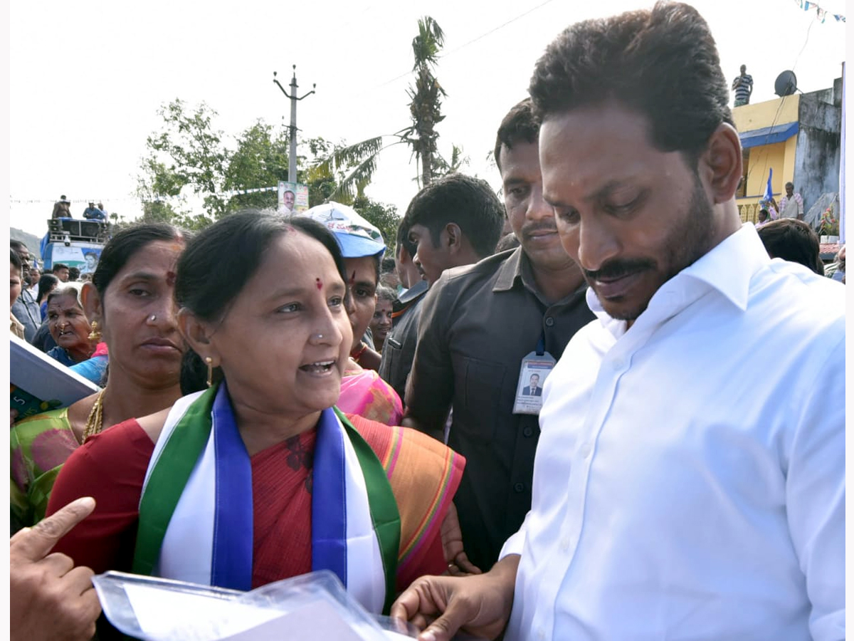 YS Jagan PrajaSankalpaYatra Day 325th Photo Gallery - Sakshi8