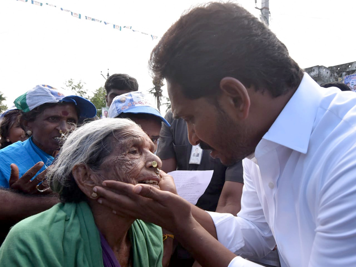 YS Jagan PrajaSankalpaYatra Day 325th Photo Gallery - Sakshi9