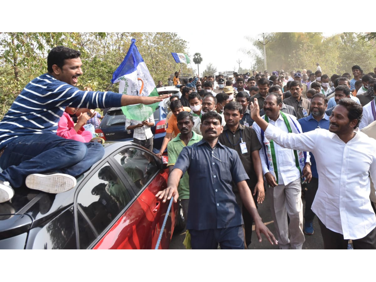 YS Jagan PrajaSankalpaYatra Day 310th Photo Gallery - Sakshi15