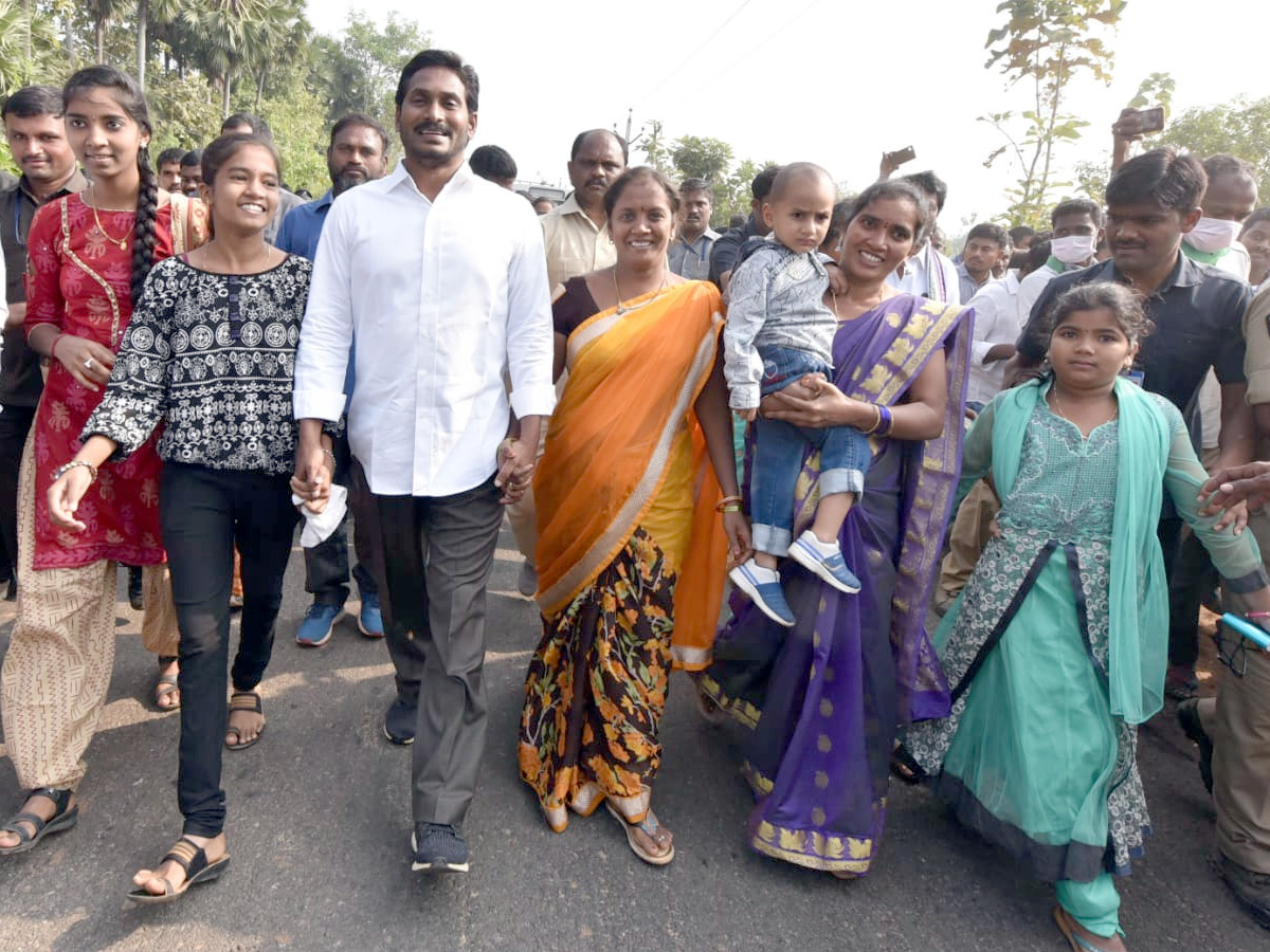 YS Jagan PrajaSankalpaYatra Day 310th Photo Gallery - Sakshi17