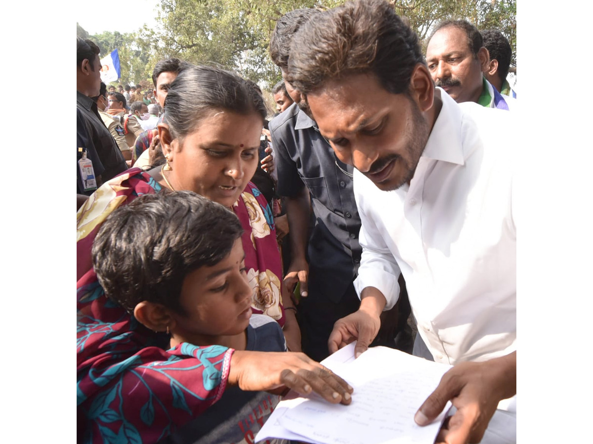 YS Jagan PrajaSankalpaYatra Day 310th Photo Gallery - Sakshi10