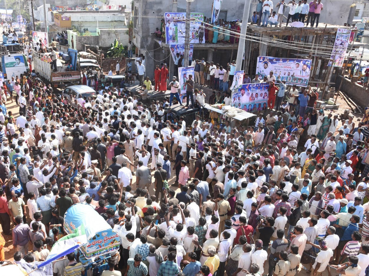 ys jagan padayatra in srikakulam Photo Gallery - Sakshi16