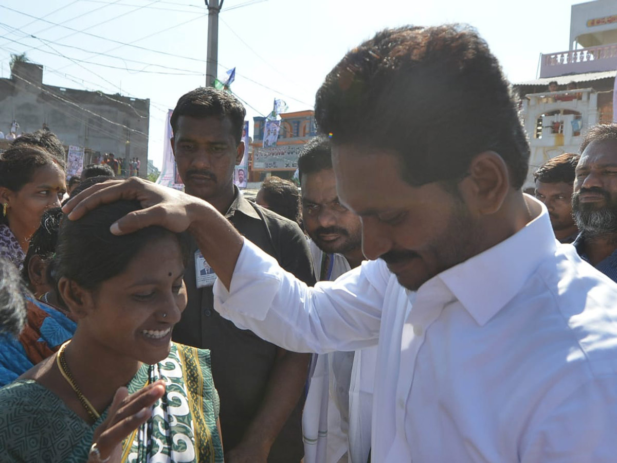 ys jagan padayatra in srikakulam Photo Gallery - Sakshi17