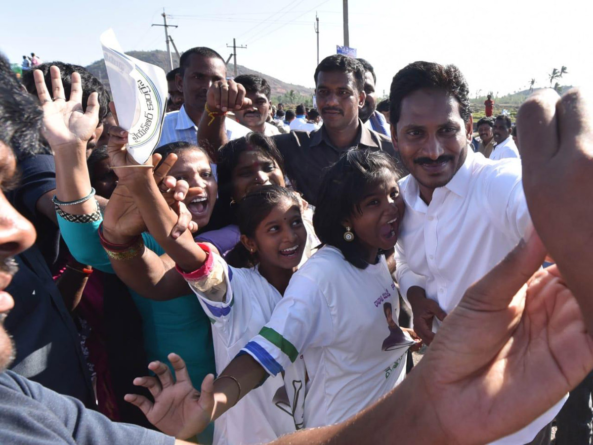 ys jagan padayatra in srikakulam Photo Gallery - Sakshi2