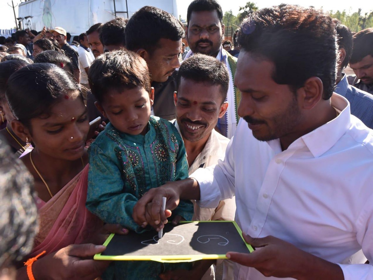 ys jagan padayatra in srikakulam Photo Gallery - Sakshi5