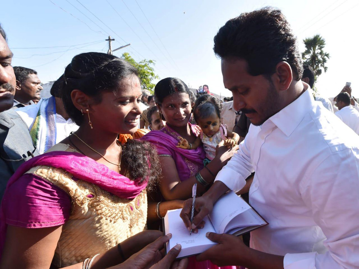 ys jagan padayatra in srikakulam Photo Gallery - Sakshi9