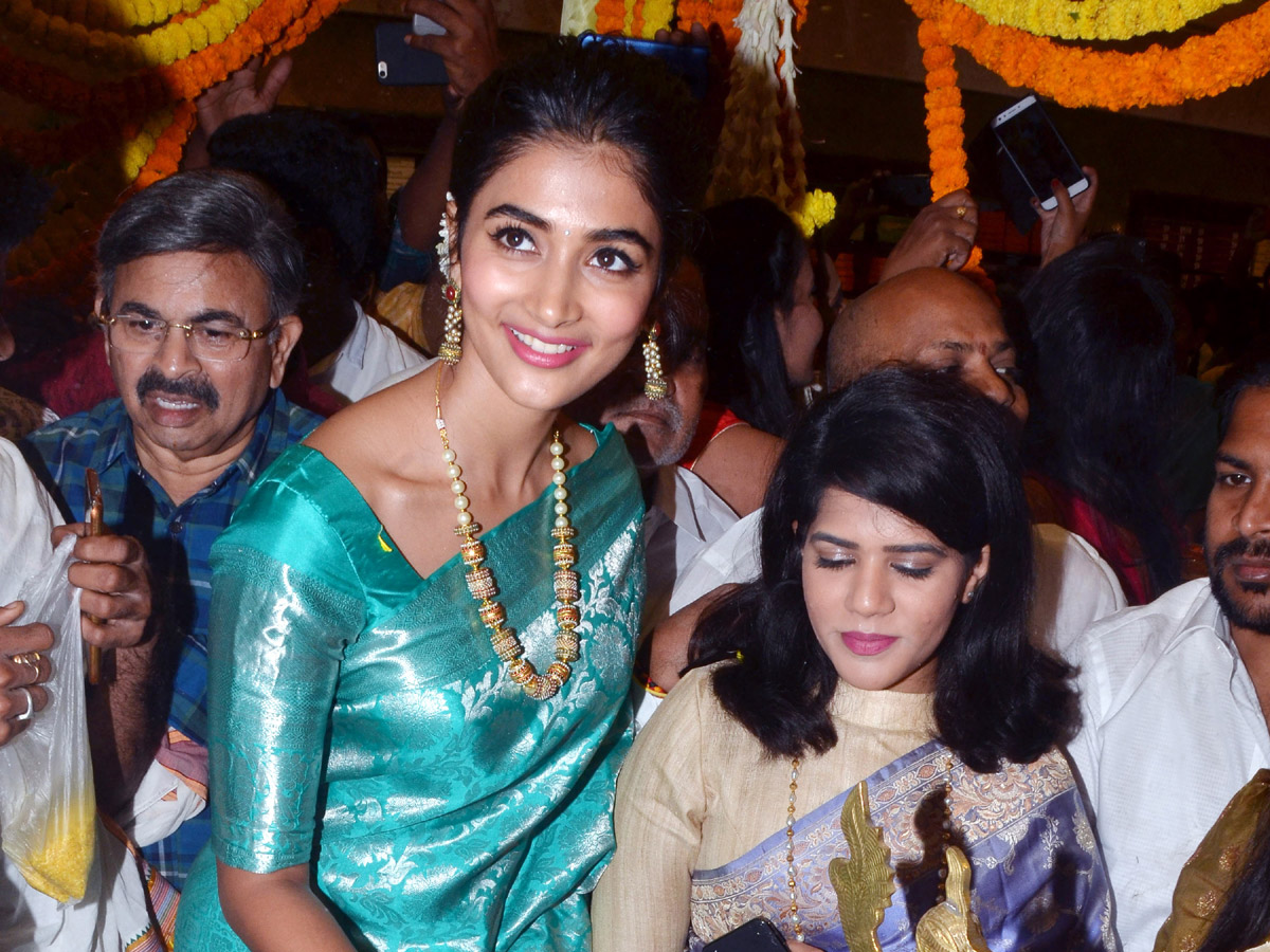 Pooja Hegde Inaugurates CMR Shopping Mall in Kakinada - Sakshi10