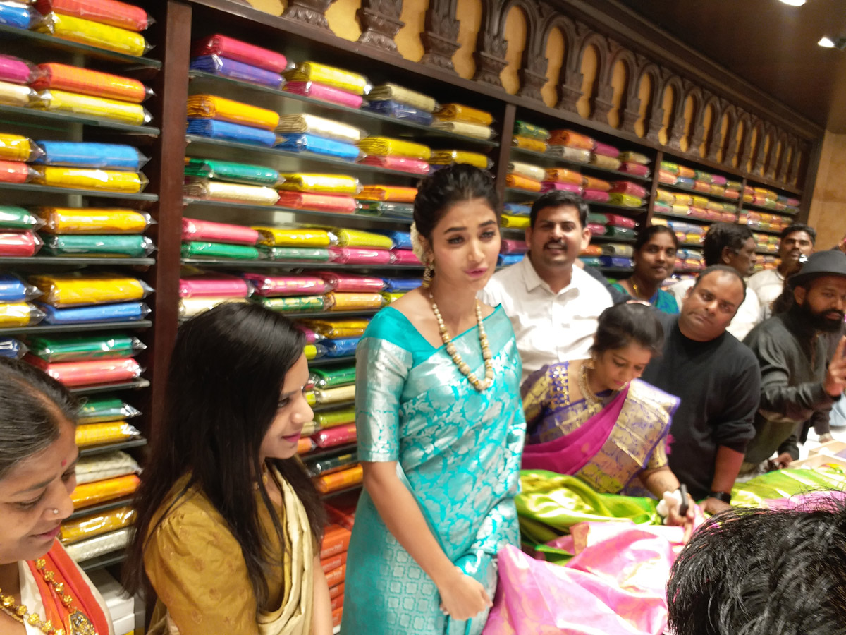 Pooja Hegde Inaugurates CMR Shopping Mall in Kakinada - Sakshi11