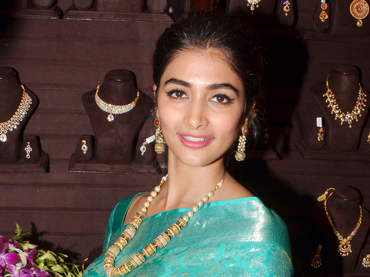 Pooja Hegde Inaugurates CMR Shopping Mall in Kakinada - Sakshi13