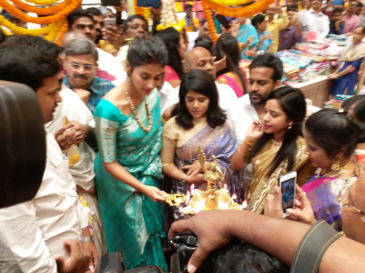 Pooja Hegde Inaugurates CMR Shopping Mall in Kakinada - Sakshi2