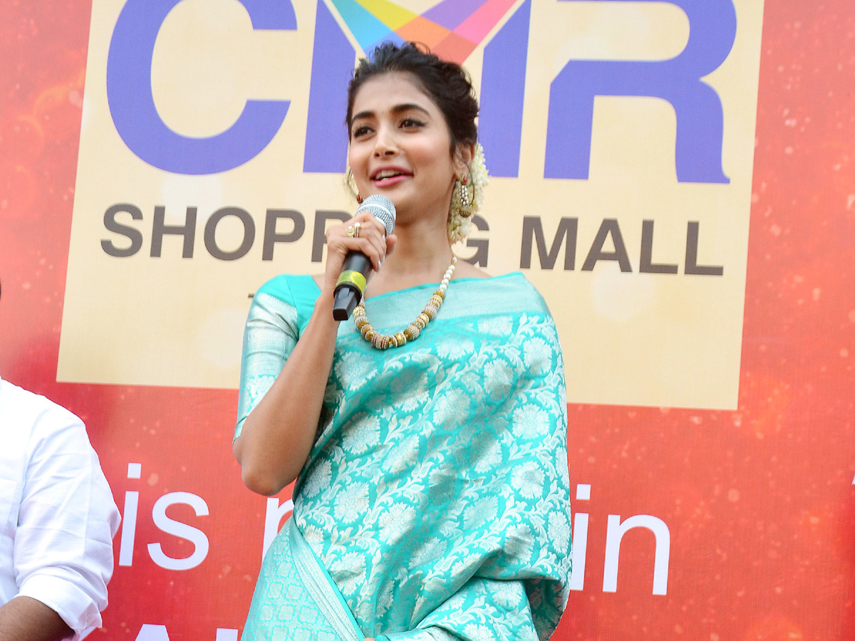 Pooja Hegde Inaugurates CMR Shopping Mall in Kakinada - Sakshi3