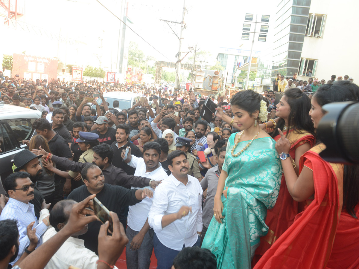 Pooja Hegde Inaugurates CMR Shopping Mall in Kakinada - Sakshi7