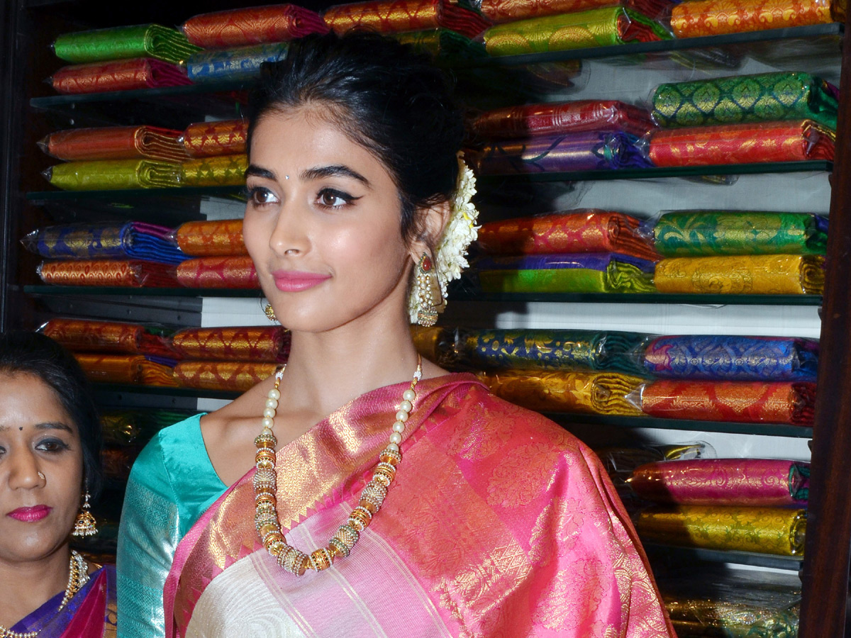 Pooja Hegde Inaugurates CMR Shopping Mall in Kakinada - Sakshi8