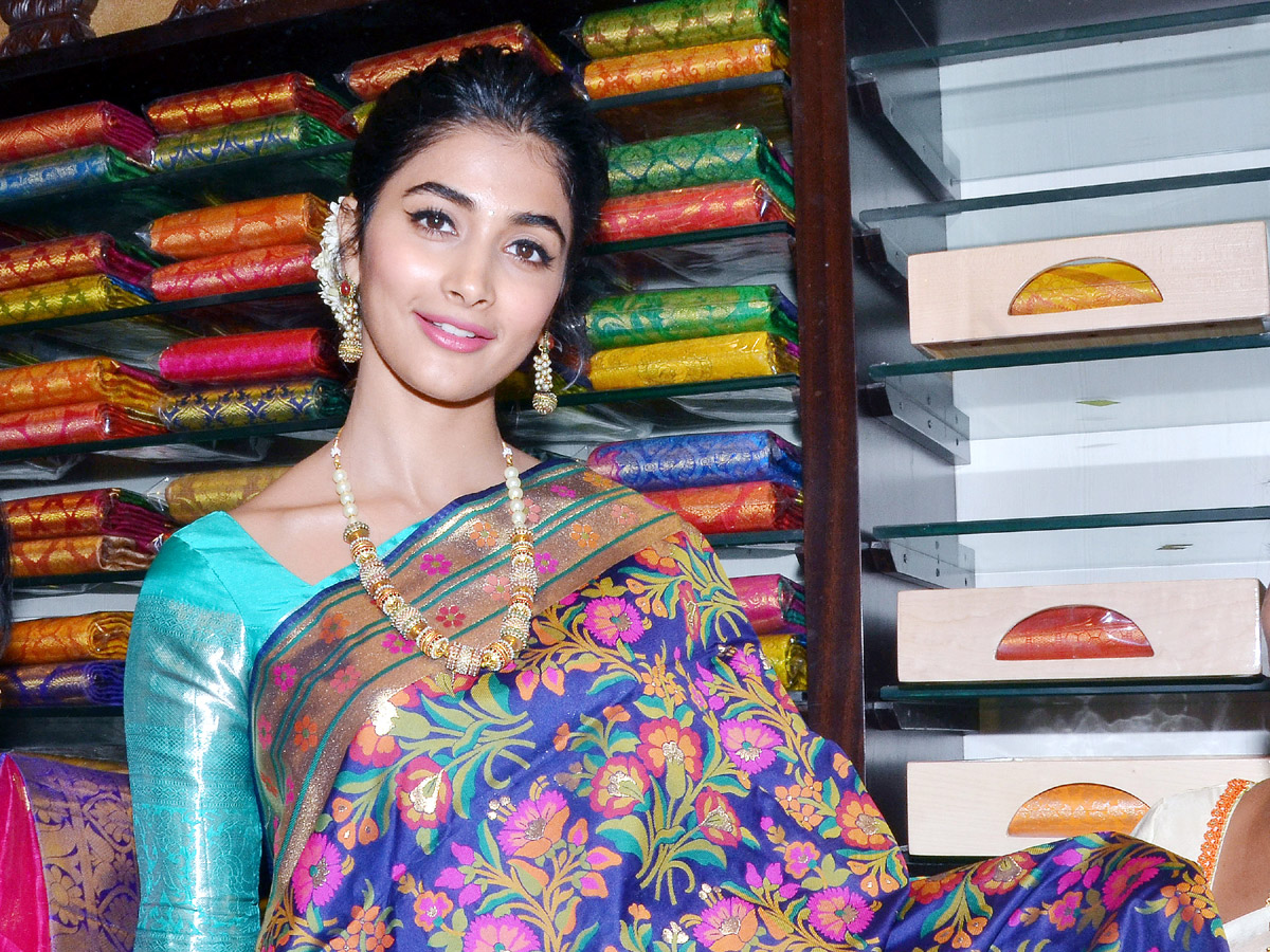 Pooja Hegde Inaugurates CMR Shopping Mall in Kakinada - Sakshi9