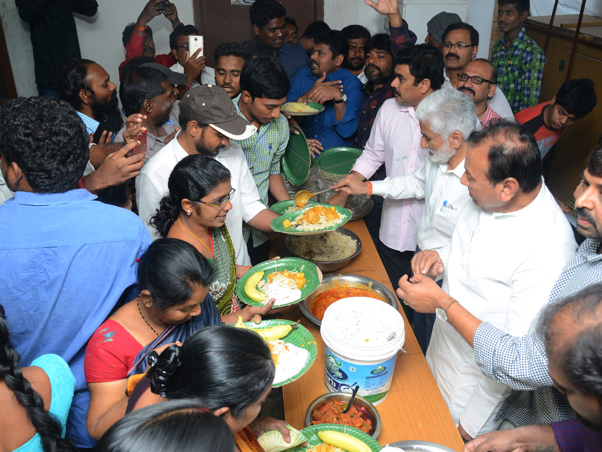 Ys Jagan Mohan Reddy Birthday Celebration In YSRCP Party Office - Sakshi10