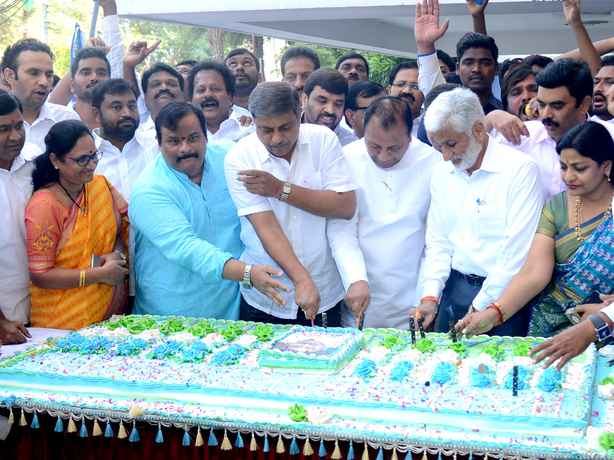 Ys Jagan Mohan Reddy Birthday Celebration In YSRCP Party Office - Sakshi12