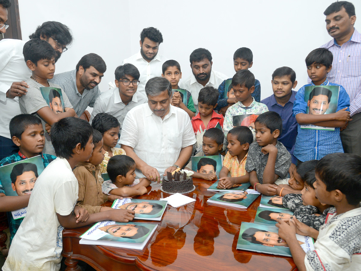 Ys Jagan Mohan Reddy Birthday Celebration In YSRCP Party Office - Sakshi14