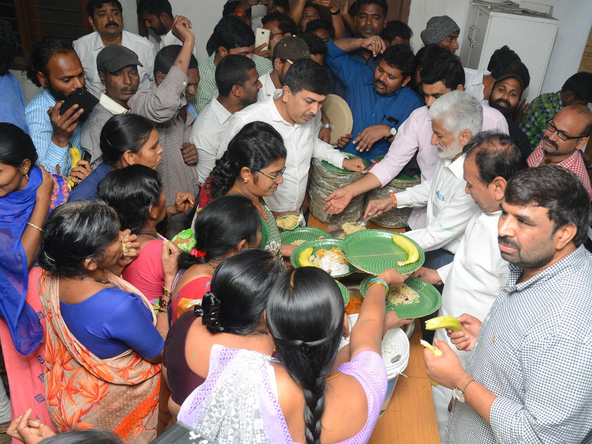 Ys Jagan Mohan Reddy Birthday Celebration In YSRCP Party Office - Sakshi21