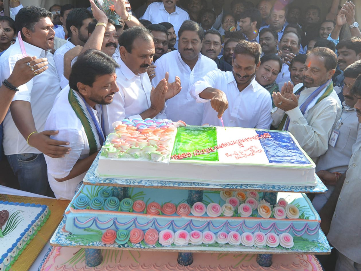 YS Jagan PrajaSankalpaYatra Day 327th Photo Gallery - Sakshi1