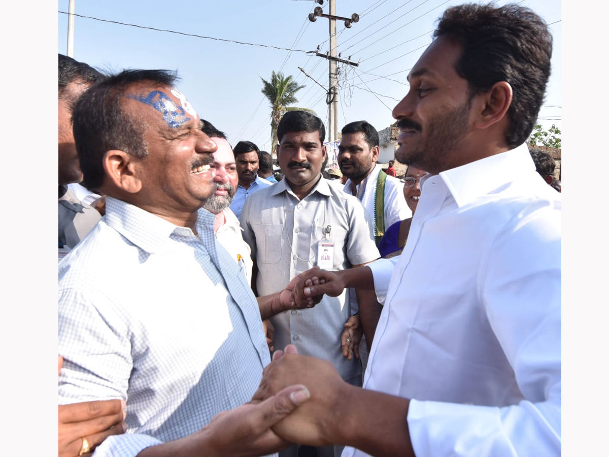 YS Jagan PrajaSankalpaYatra Day 327th Photo Gallery - Sakshi15