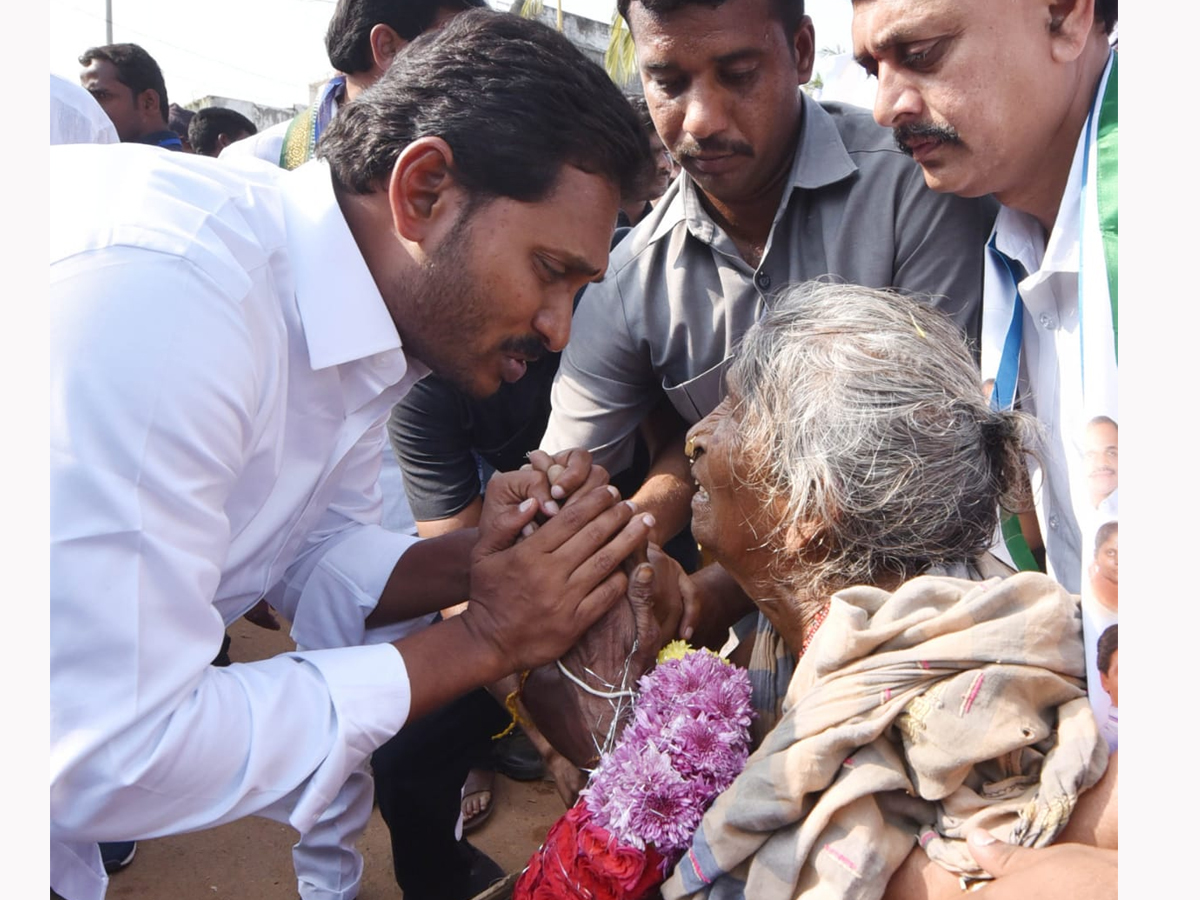 YS Jagan PrajaSankalpaYatra Day 327th Photo Gallery - Sakshi18