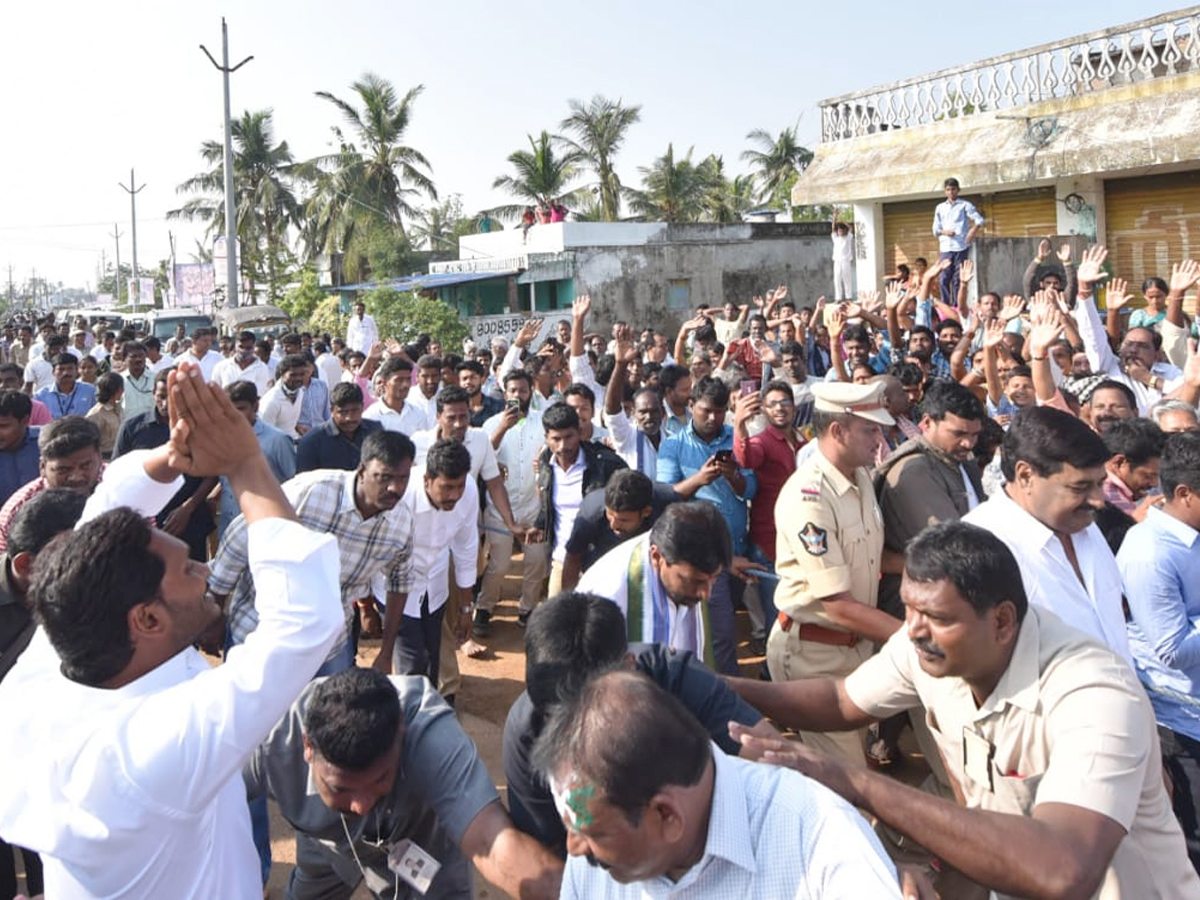 YS Jagan PrajaSankalpaYatra Day 327th Photo Gallery - Sakshi2