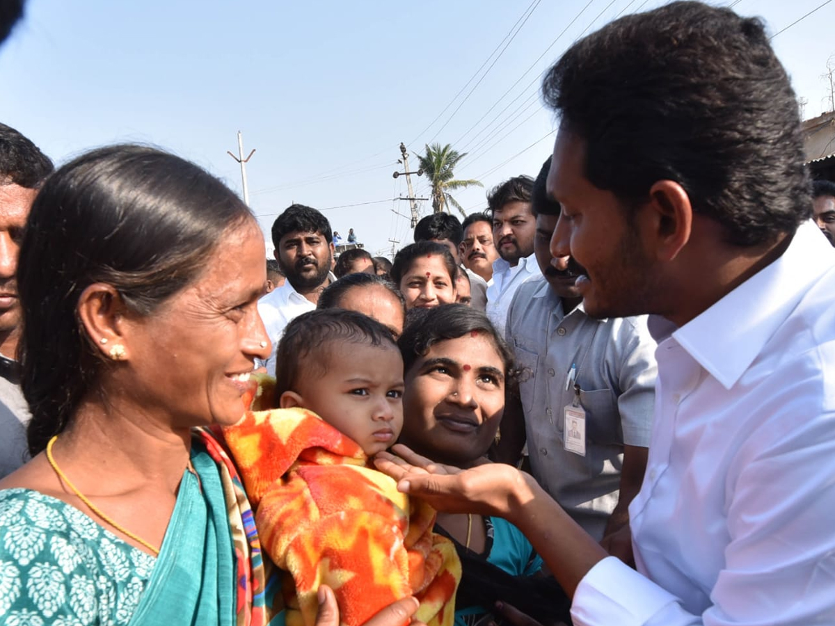 YS Jagan PrajaSankalpaYatra Day 327th Photo Gallery - Sakshi3