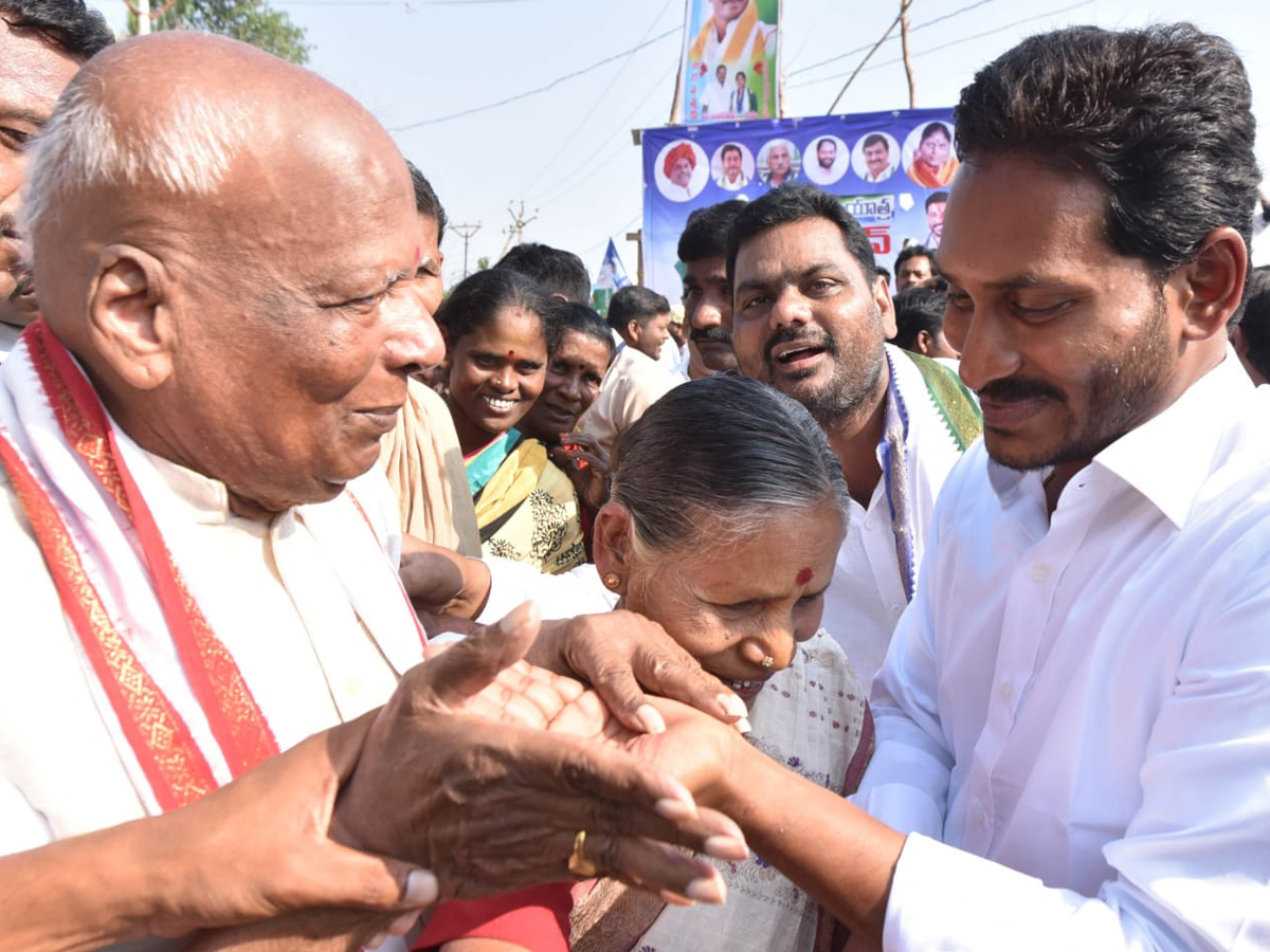 YS Jagan PrajaSankalpaYatra Day 327th Photo Gallery - Sakshi6