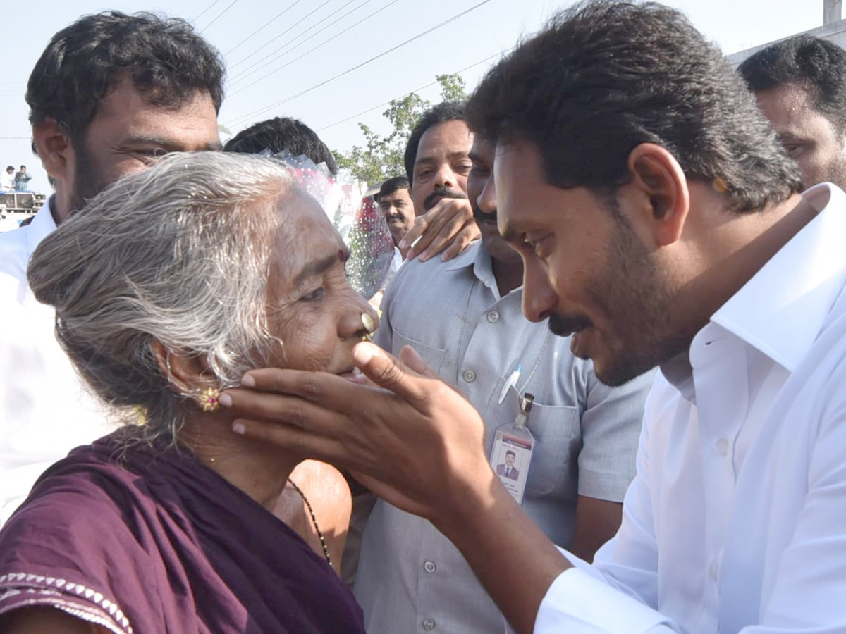 YS Jagan PrajaSankalpaYatra Day 327th Photo Gallery - Sakshi8