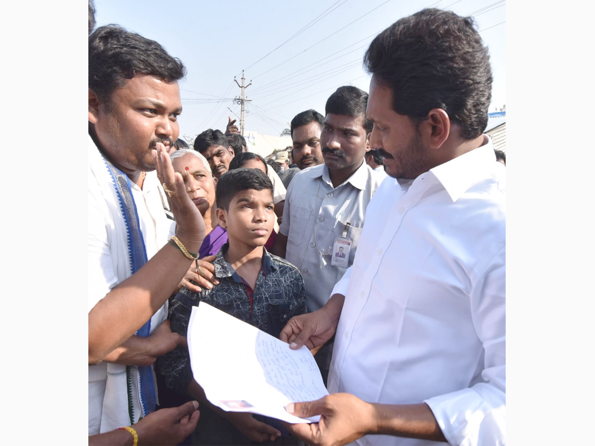 YS Jagan PrajaSankalpaYatra Day 327th Photo Gallery - Sakshi9