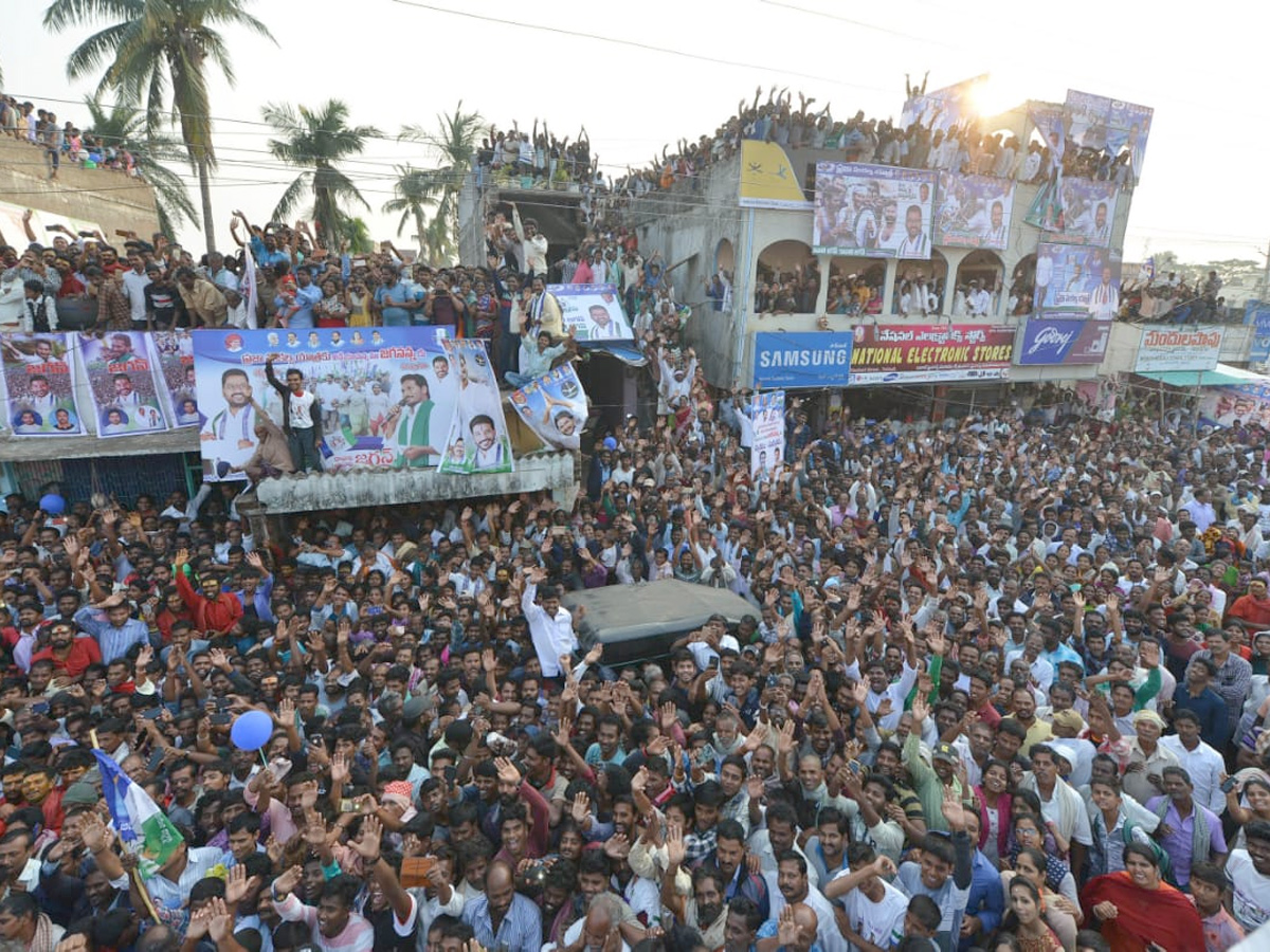 YS Jagan PrajaSankalpaYatra public meeting tekkali photo gallery - Sakshi11