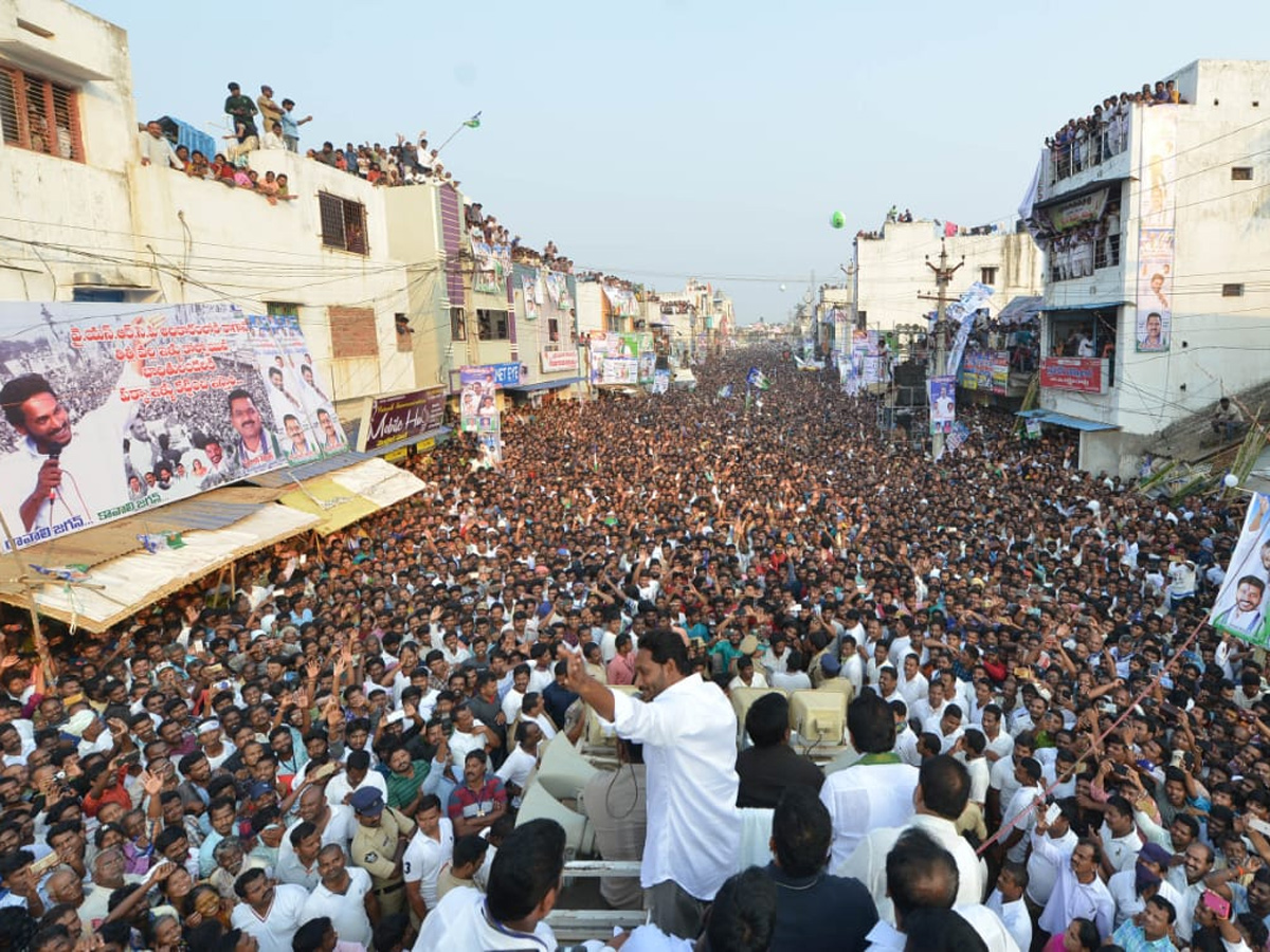 YS Jagan PrajaSankalpaYatra public meeting tekkali photo gallery - Sakshi10