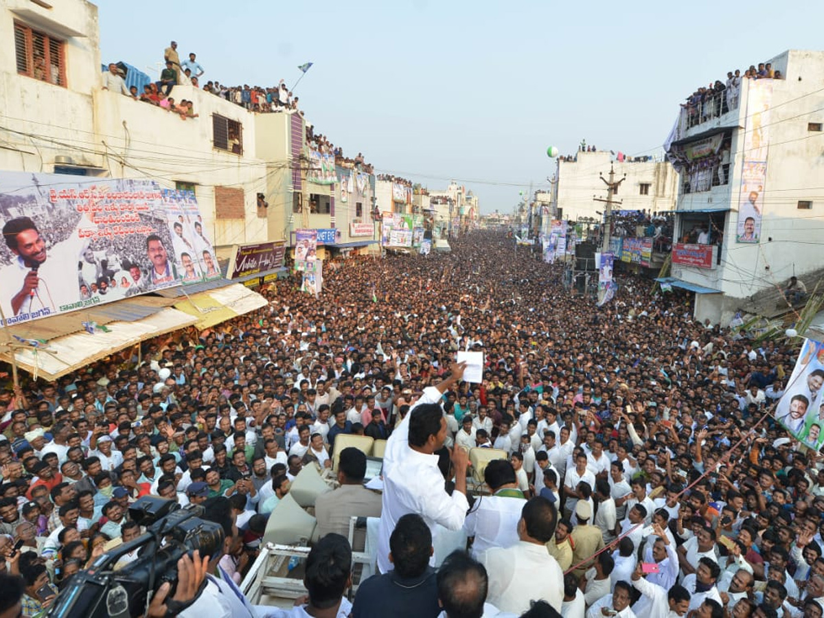 YS Jagan PrajaSankalpaYatra public meeting tekkali photo gallery - Sakshi1