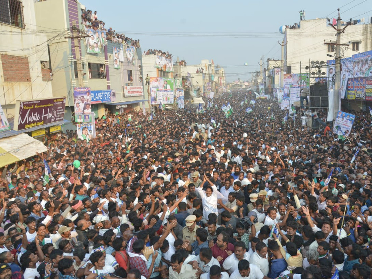 YS Jagan PrajaSankalpaYatra public meeting tekkali photo gallery - Sakshi15